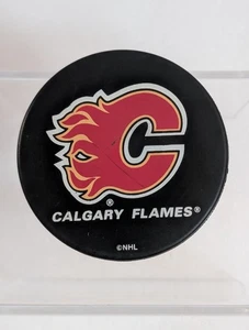 Vintage INGLASCO Calgary Flames NHL Hockey Ice Puck Vegum Official Made in Slovakia - Bild 1 von 7