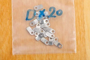 Caja abrazadera montaje lengüeta D (4,8x2,2mm) 20 piezas para movimientos ETA Valjoux - Imagen 1 de 2