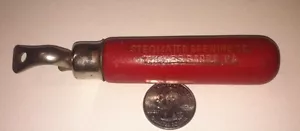apri birra medaglia oro stegmaier's vecchia vernice rossa + manico in legno duro pubblicitarioVEDI - Foto 1 di 5