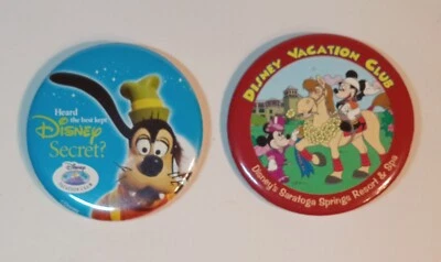 Botones DVC de Disney. Juego de 2. Redondo de 2,5". Goofy & Mickey/Minnie. Foto 1 de 4