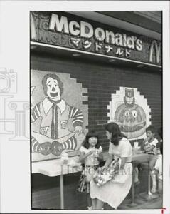 1981 Photo de presse chaîne de restaurants hamburgers McDonald's à Kobe, Japon