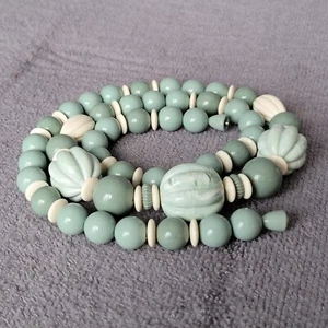 Avon "Burst of Spring" Apple Jade Green Beaded Necklace & Pierced Earring Set 88 - Picture 1 of 16