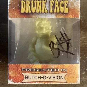 SIGNIERTE 2016 Butch-O-Vision DRUNK FACE (Glow In The Dark Variante) Vinyl Figur - Bild 1 von 8