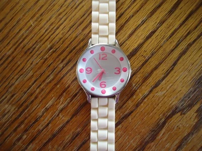Reloj Mujer Gran Tamaño Redondo Cara Blanca Números Rosa Banda Silicona Necesita Batería Foto 1 de 4