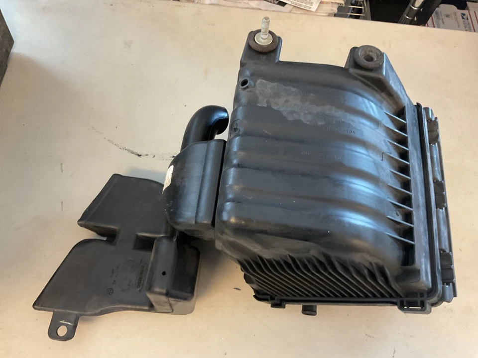 2007 Chrysler Sebring Air Filter Housing Foto 1 de 3