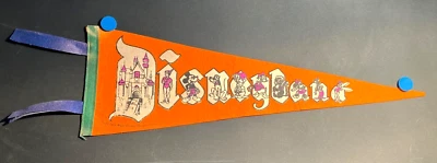 1955-57 "DISNEYLAND" Parque Souvenir BANDERÍN DE FIELTRO - Campanilla, Mickey y más Foto 1 de 4