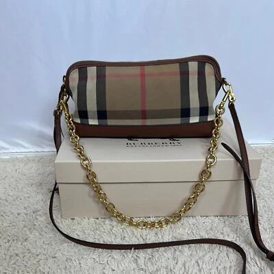 Bandolera convertible Burberry House Check Derby de cuero pequeña Abingdon Foto 1 de 4