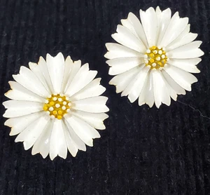 Vtg Crown Trifari White & Yellow Daisy Flower Enamel Mod Retro Earrings - READ - Picture 1 of 12