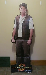 Die Tribute von Panem Gale Hawthorne Liam Hemsworth lebensgroßer Kartonaufsteller LESEN - Bild 1 von 18