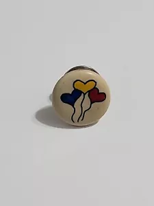 Spilla risvolto cerchio palloncino cerchio palloncino rosso giallo blu cuore vintage 0,5"" B4-1 - Foto 1 di 2
