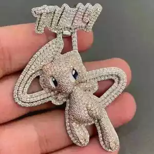Colgante redondo de diamantes simulados de 5 quilates con dije de dibujos animados para hombre enchapado en oro de dos tonos de 14 quilates - Imagen 1 de 8