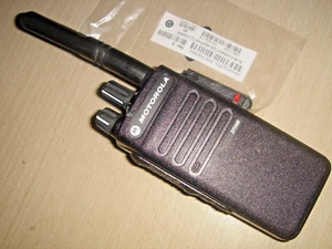 Motorola DP2400 UHF 403-527MHz DMR Digital bateria c/w, klips do paska i antena - Zdjęcie 1 z 7