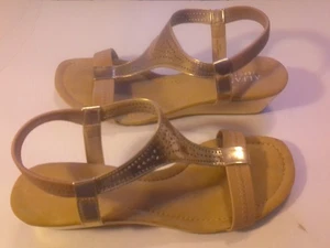 Sandali donna Alfani Step 'N Flex Vacanza con zeppa e cinturino a T oro misura 8,5M - Foto 1 di 8