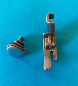 SINGER SEWING MACHINE PRESSER FOOT & SCREW . VINTAGE ORIGINAL p713 - Photo 1/2