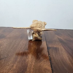 Handgeschnitzte Meeresschildkröte Figur aus Holz montiert auf einem Stück Naturholz - Bild 1 von 9