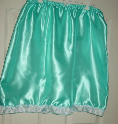 蓝色缎面半滑婴儿物品摇铃围兜睡衣腰围 34-50 英寸茜茜-全新 — 第 1/4 张图片