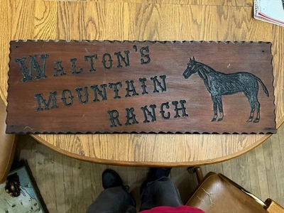Letrero de madera tallado a mano Walton's Mountain Ranch de colección Foto 1 de 4