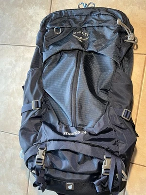 Mochila de senderismo Osprey Stratos 34 azul marino con cubierta de lluvia Foto 1 de 2