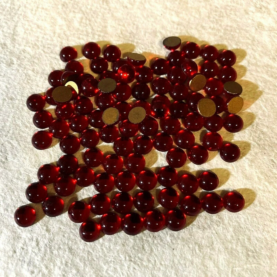 AA21 Vintage glass cabochons 6mm round ruby gold foiled (72) - Image 1 of 1