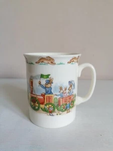 Vintage Royal Doulton "Bunnykins - Engine Pulling a Carriage/To the Station" Tasse - Bild 1 von 4