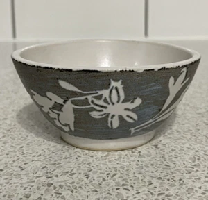 KLEINE STUDIO KERAMIKSCHALE MIT WACHSWIDERSTAND GRAU BLUMENDESIGN GROSSE MONOGRAMMMARKE - Bild 1 von 6