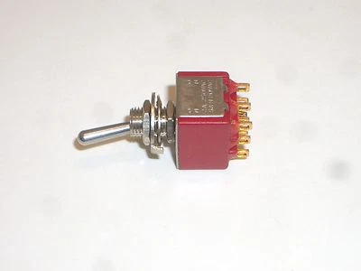 INTERRUPTOR DE PALANCA MINIATURA ENCENDIDO GC ELECTRONICS 35-024 3PDT 5A 125VAC Foto 1 de 2