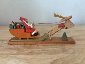 Vintage Erzgebirge Holz Weihnachtsmann auf seinem Schlitten mit Rentier - Bild 1 von 8