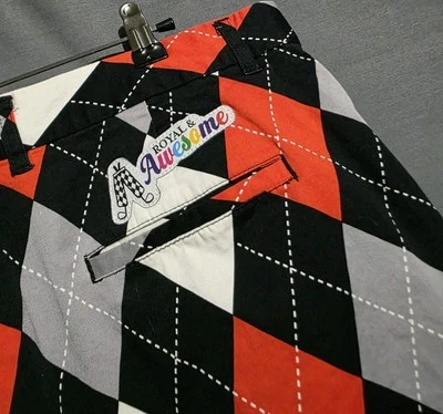 Royal & Awesome 高尔夫短裤男式 35x10 黑色红色和白色 Argyle 全印花 — 第 1/4 张图片