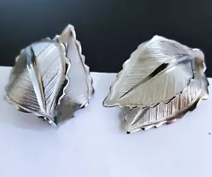 Pendientes con clip de hoja de follaje curvado plateado estilo MOD de colección años 60 - Imagen 1 de 11