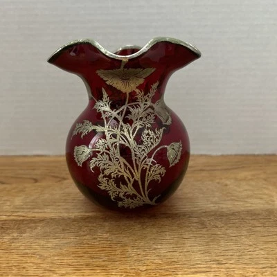 Jarrón superior vintage rojo rubí con volantes con superposición floral plateada soplado a mano Foto 1 de 4