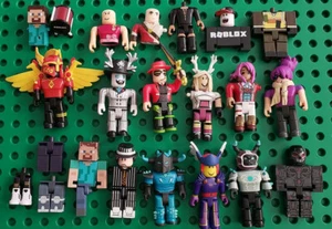 GRANDE LOTTO DI FIGURINE ROBLOX, ALCUNE COMPLETE ALTRE NO, E DIVERSE PARTI EXTRA - Foto 1 di 1