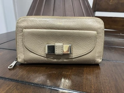 Auténtico CHLOE Lily Bobbie Beige Cuero Cremallera Alrededor Largo Continental Cartera Arco Foto 1 de 4