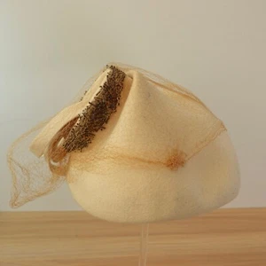 50s Vintage Cone Hat Womens Cream White Felt Veil Beaded Bow Fascinator Cocktail - Picture 1 of 9