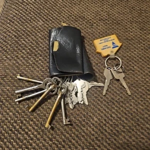 Lot21 Vtg  Skeleton Car LuggageModern Keys. Leather Vtg Double Sided Key Holder - Picture 1 of 6