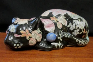 antico GRANDE PORCELLANA GIAPPONESE FIRMATA KUTANI CHE DORME GATTO NERO OCCHI DI FIORI ROSA - Foto 1 di 13