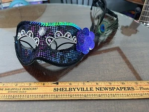 Máscara Mardi Gras Lentejuelas Dorado Verde Púrpura Accesorio de Fiesta Usado en Excelente Condición - Imagen 1 de 2