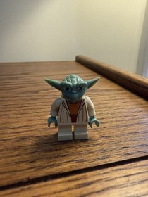 LEGO Star Wars Yoda Minifigure, sand green skin and gray hair, Clone Wars era