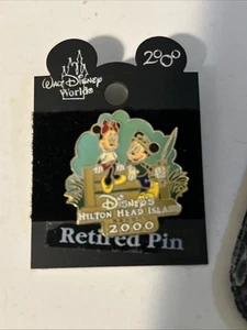Walt Disney World Hilton Head Island Resort 2000 w/ Mickey & Minnie Fishing Pin - Picture 1 of 4