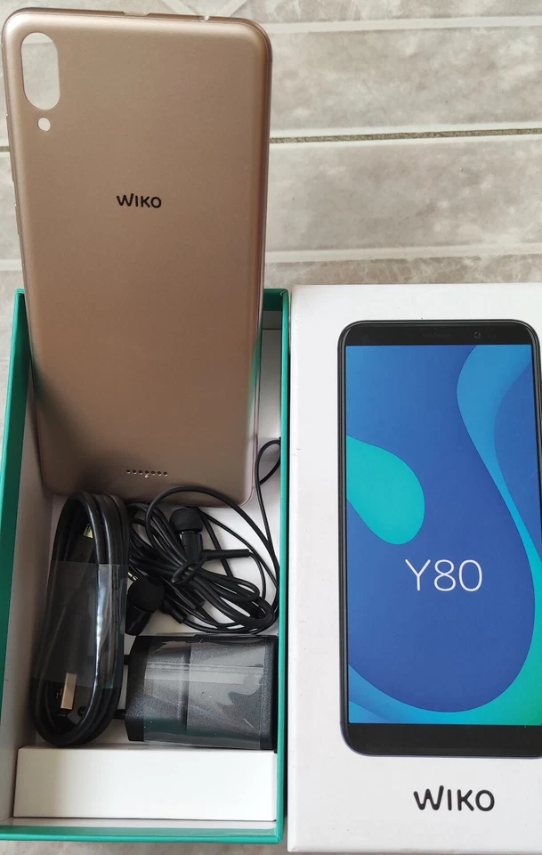 Solo Accessori, Caricatore, Auricolari, Cavo USB  e Cover posteriore perWiko Y80 - Immagine 1 di 1