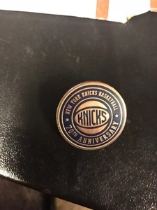 NEW YORK KNICKS seltene Vintage Anstecknadel NBA 70th Anniversary - Bild 1 von 2