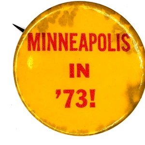 1973 Minneapolis, MN en '73 Desconocido Pinback Botón Evento Político Festival 6J - Imagen 1 de 4