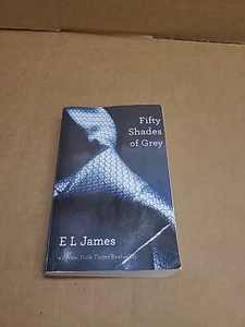 Fifty Shades of Grey by E.L. James - Foto 1 di 6