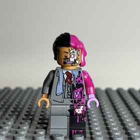 LEGO Minifigure - Two-Face Blueish Gray Suit - Batman - (SH0395) - Set #70915 1A