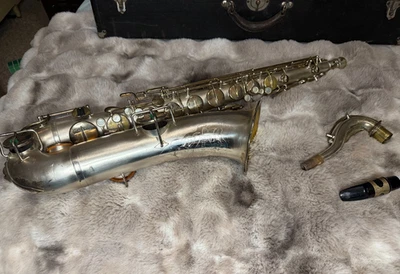 SAXOFÓN TENOR BUESCHER TONO VERDADERO TONO BAJO 1924 DE COLECCIÓN Y ESTUCHE Foto 1 de 4