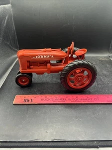 VINTAGE FARMALL INTERNATIONAL M TRACTOR 1/16 SCALE PLASTIC Product Miniatures - Picture 1 of 4