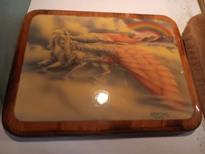 Vintage 80er Sue Dawe Einhorn Pegasus Wandbild Holz Kunst Deko 24x19,5 Resin - Bild 1 von 6