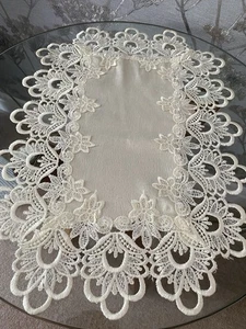 ALFOMBRA DE MESA/TAPETE DE POLIÉSTER CREMA ESTILO VINTAGE ~20" X 14" IMPRESIONANTE BORDE DE ENCAJE - Imagen 1 de 2