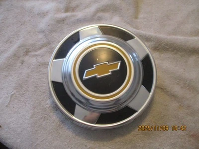 USED 1970S CHEVROLET PICKUP TRUCKS, SUBURBANS, PANEL HUB CAP - Image 1 of 4