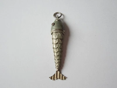 Antico Ciondolo Argento Pesce Mobile Um 1940, Granat-Augen 3,6 G/6,0 X 1,2 CM - Immagine 1 di 4