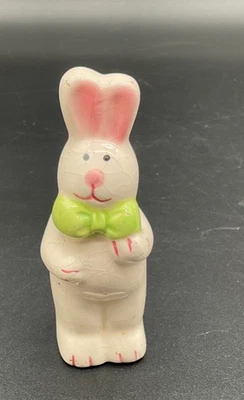 Estatuilla de conejito de cerámica vintage de conejo de Pascua de 4′′ de alto con lazo verde Foto 1 de 4